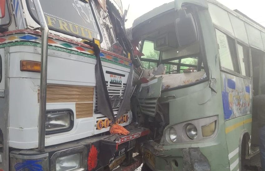 तेज रफ्तार बस और ट्रक में भिडं़त, दो बच्चों सहित 18 लोग घायल