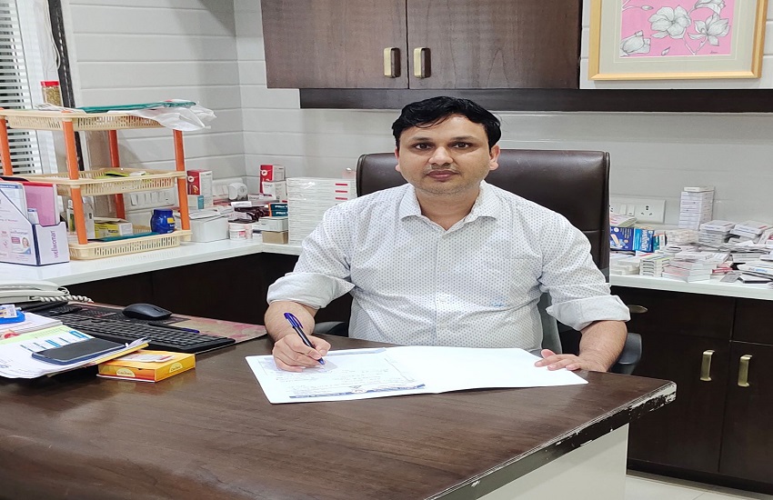 Gujarat Hindi News : दाहोद के चिकित्सक ने बिना सर्जरी के साढ़े 6 किलो की गांठ निकाली