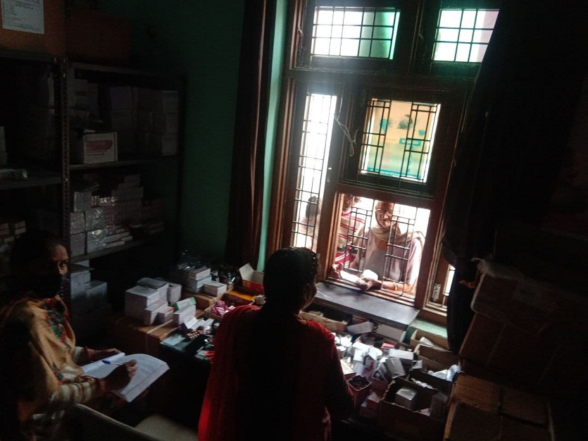 बिजली बिल भरा नहीं तो काट दिया कनैक्शन, एक सप्ताह से पीएचसी पर अंधेरा