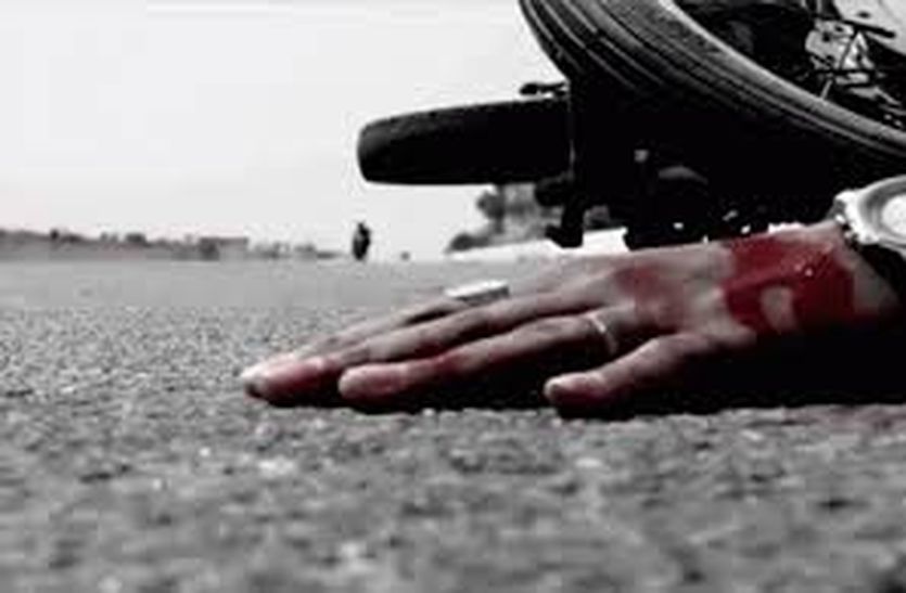 जीप चालक ने बाइक सवार को टक्कर मारी, वृद्धा की मौत, दो अन्य घायल