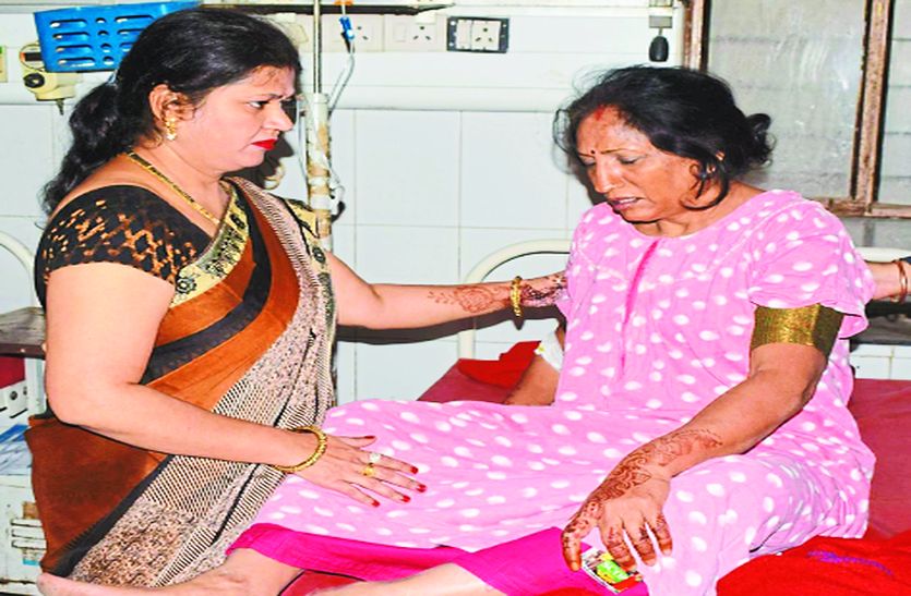 गाय को बचाने के फेर में अनियंत्रित होकर पलटी कार
