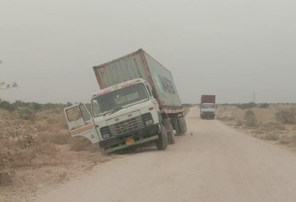 सौर ऊर्जा की प्लेटों से भरा ट्रक पलटा, हादसा टला