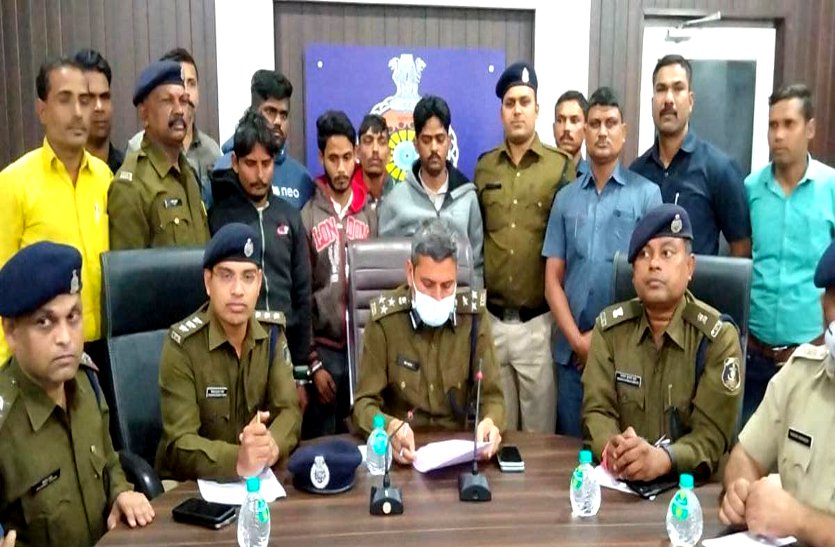 पेट्रोल पंप में शरारत करने से भड़के पांच दोस्तों ने की युवक की हत्या, कुत्तों के नोंचने से शव हो गया था खराब, टैटू और कपड़े से हुई पहचान