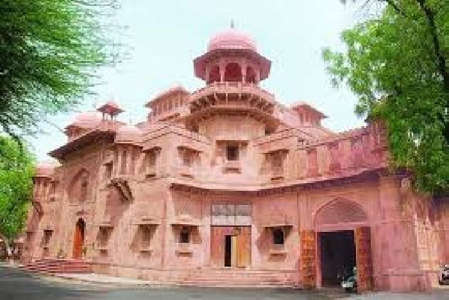 18 जिला शिक्षा अधिकारी स्तर के अधिकारियों के तबादले
