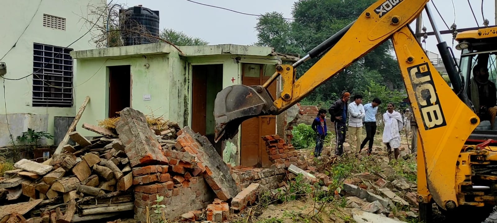 अतिक्रमण का मामला: पक्के निर्माणों को जेसीबी से तोड़ा