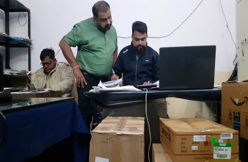 एप्पल कंपनी की नकली एसेसरिज बेच रहा था दुकानदार