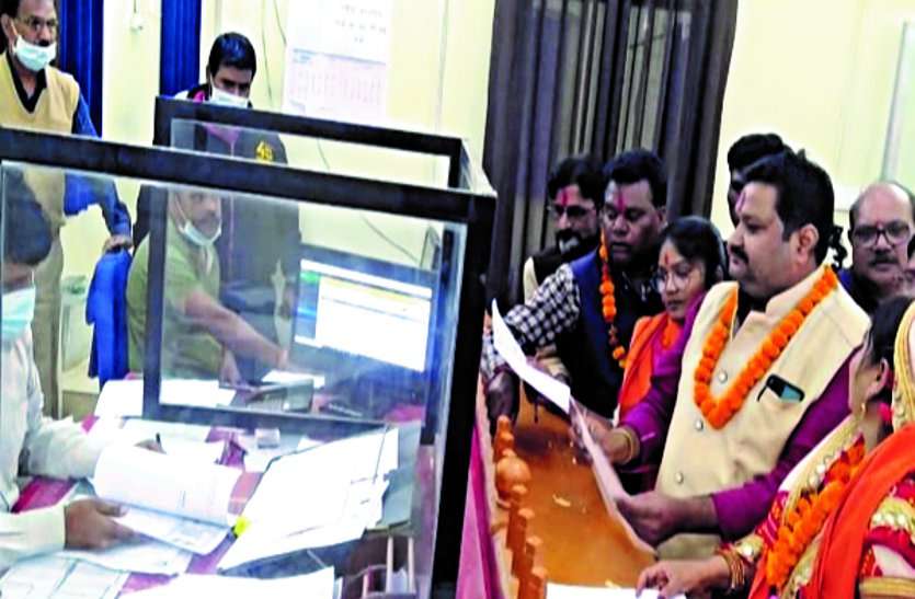 ट्राइसाइकिल से नामांकन भरने पहुंचा दिव्यांग प्रत्याशी, निर्वाचन अधिकारी ने पेश की मानवता की मिसाल, कार्यालय से बाहर आकर लिया नामांकन