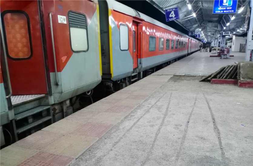 Fault in OHE line between Kurwai Kaithora-Bina, two trains including Rajdhani Express delayed