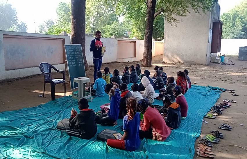 Gujarat Hindi News : बच्चों के स्कूल खुले, लेकिन सुविधा के बगैर कैसे पढ़ेगा गुजरात