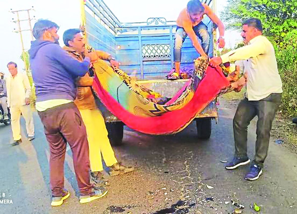 हादसों का इंदौर-बैतूल हाइवे... बाइक-यात्री बस में आमने-सामने भिड़ंत, दो लोगों की मौके पर मौत