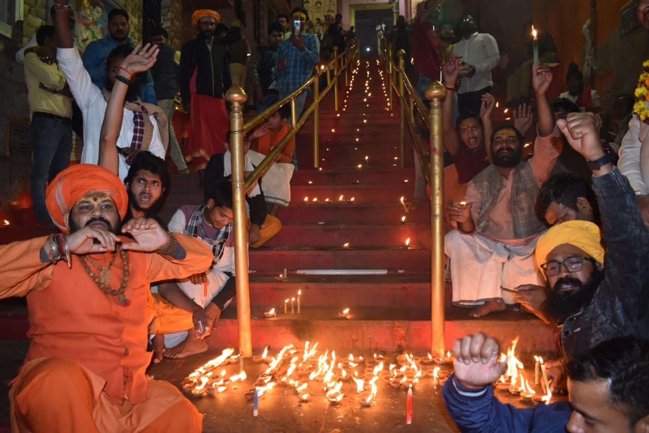 अयोध्या के साधु संतों ने दीप जलाकर मनाया शौर्य दिवस