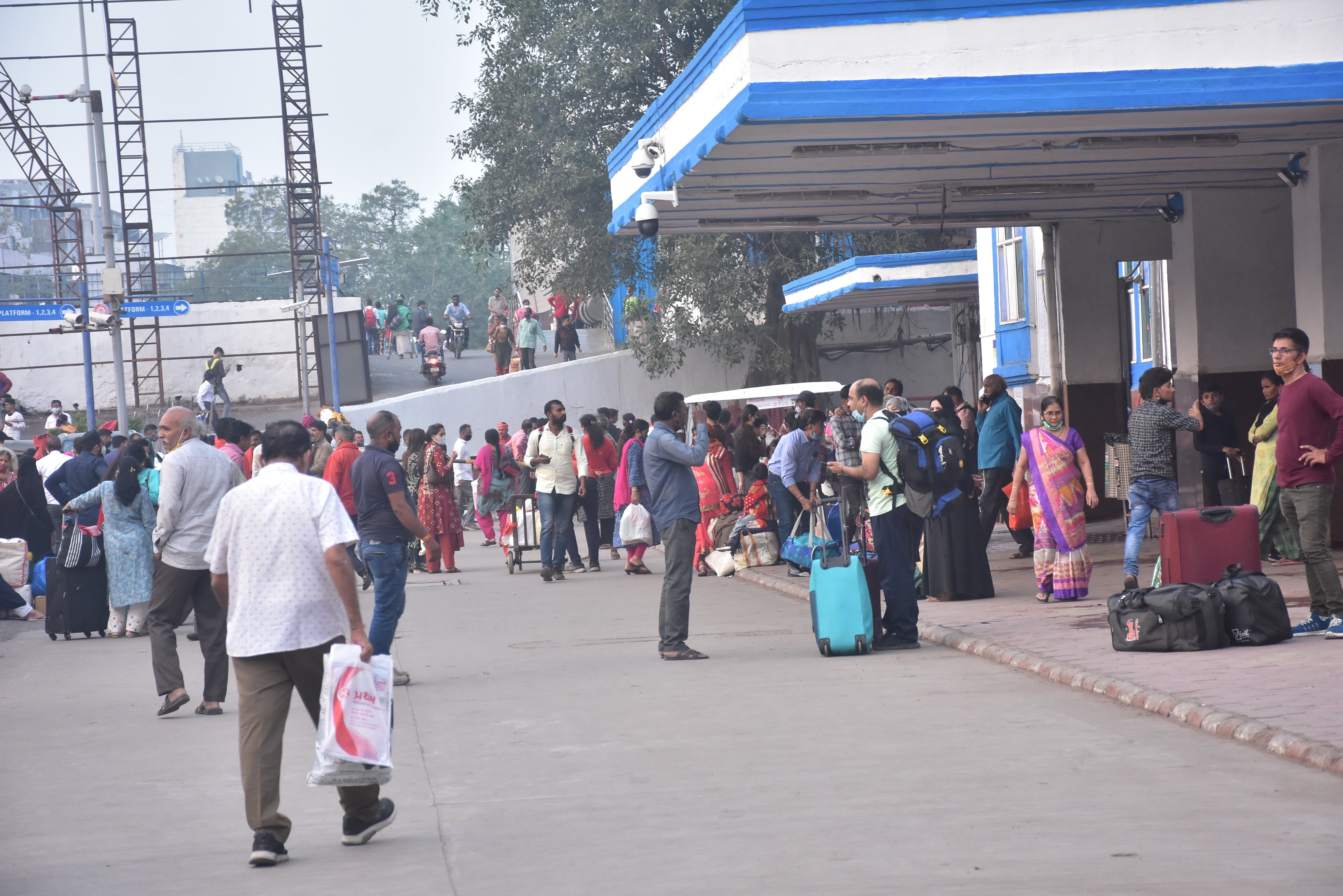यात्रियों की सुरक्षा में बड़ी लापरवाही, लाखों रुपए की बैग स्कैनर मशीन खा रही धूल