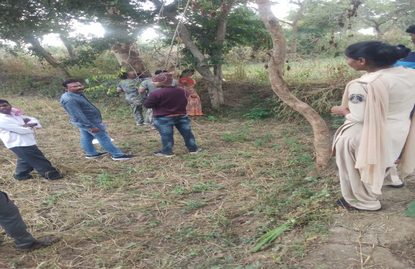 फांसी पर लटकती मिली महिला की लाश