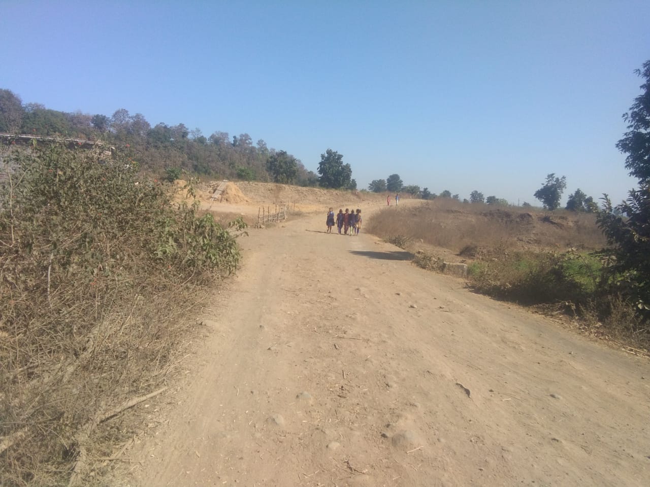 मुर्रम, गिट्टी डाल छोड़ दिए मार्ग, वर्षो की मांग नहीं हुई पूरी