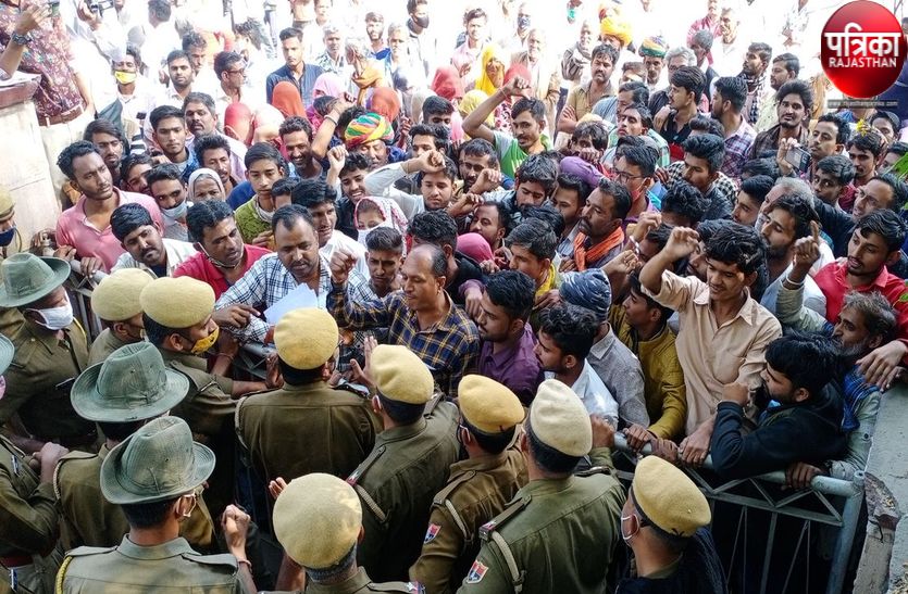 हमले के आरोपियों की गिरफ्तार की मांग को लेकर बंजारा समाज का प्रदर्शन, रास्ता जाम करने का प्रयास