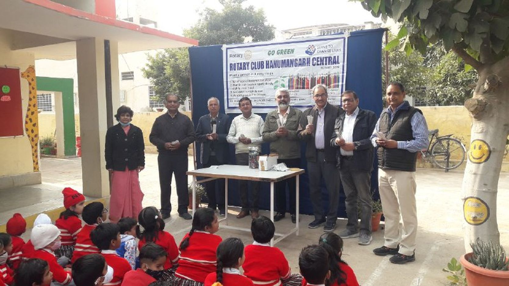 बच्चों को थमाई बीज लगी पैन्सिलें, ताकि बाल-गोपाल भी कर सकें पौधारोपण