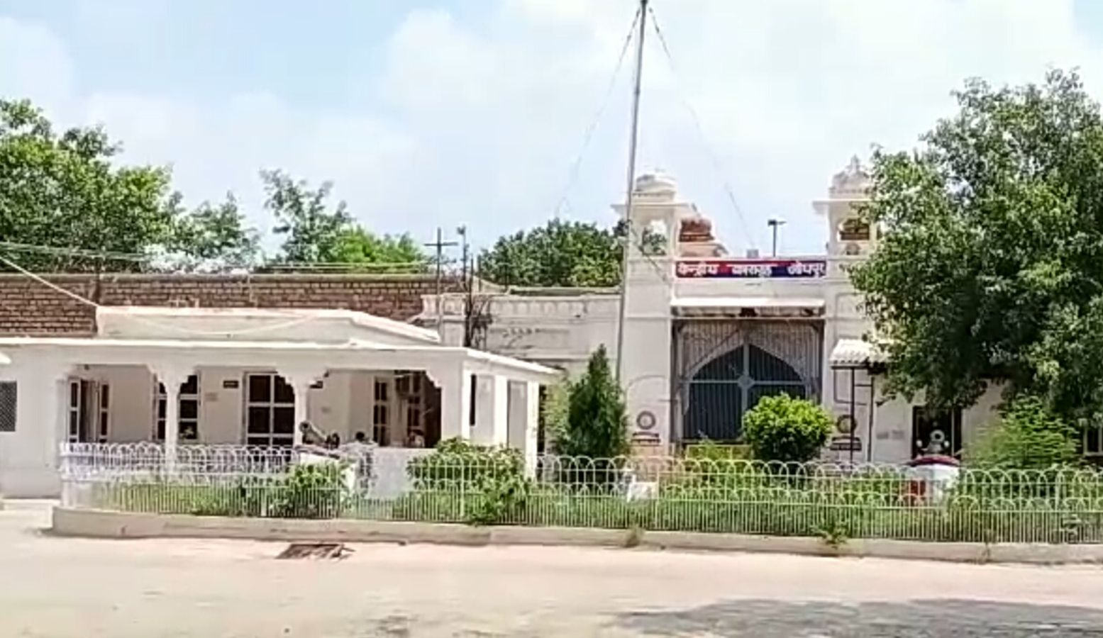 जेल अधिकारी समर्पण का आग्रह करते रहे और कैदी फरार हुआ