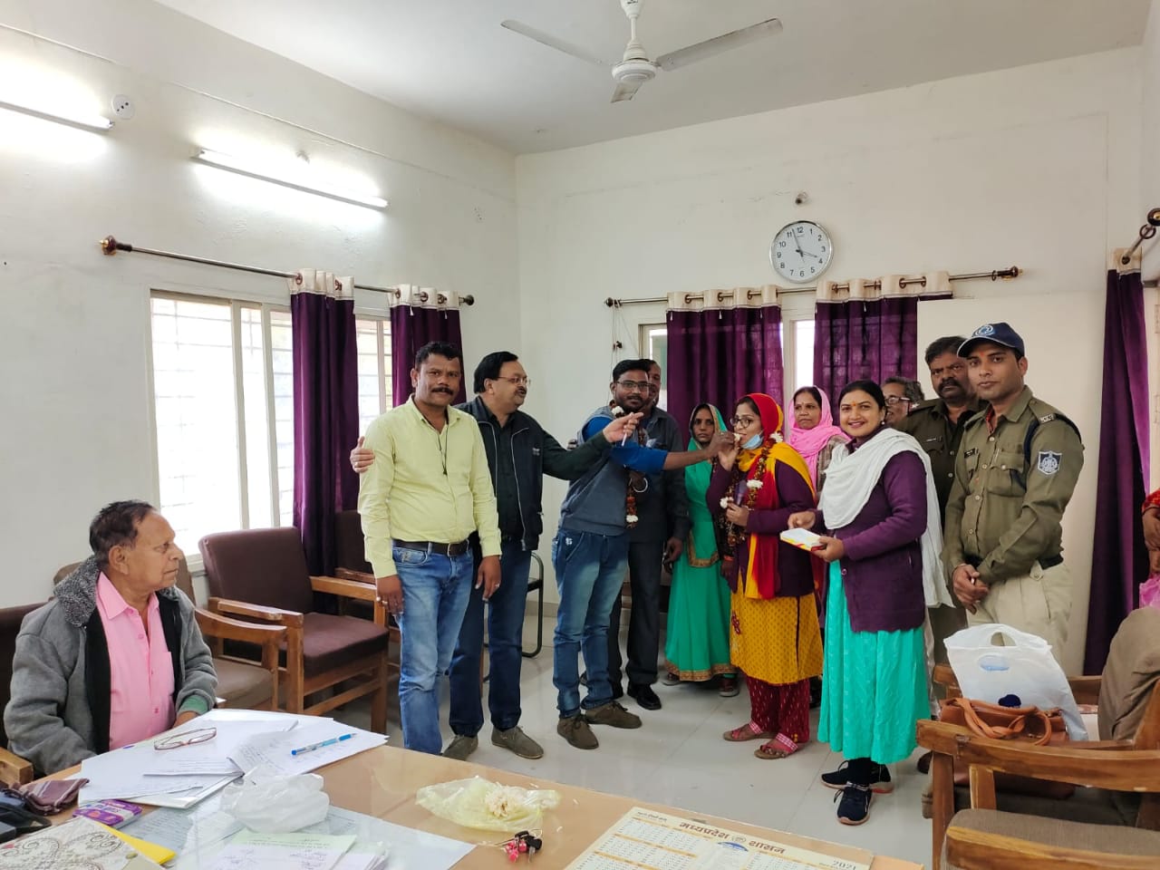 गिले शिकवे भुलाकर खिलाई एक-दूसरे को मिठाई