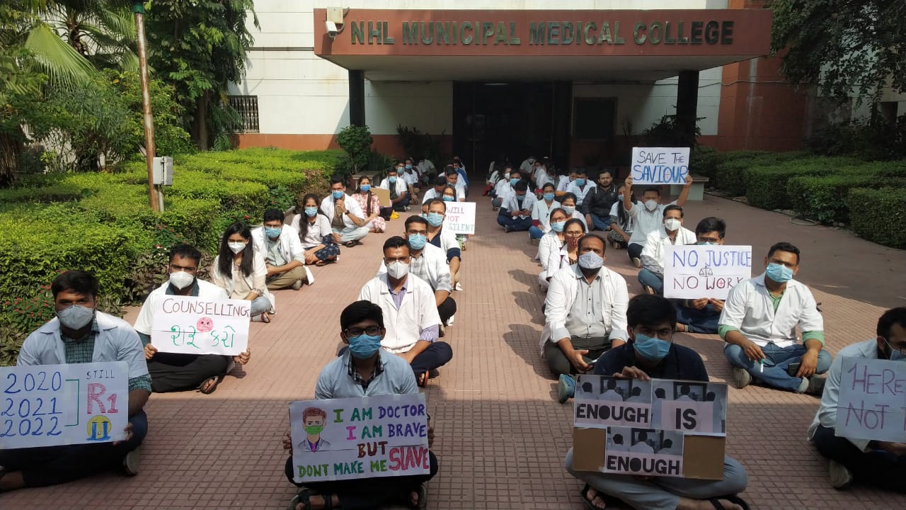 नीट काउंसलिंग विलंब मुद्दे पर रेजिडेंट चिकित्सकों की हड़ताल