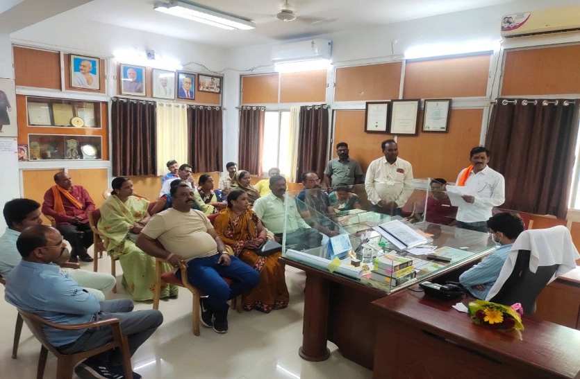 DMC News - ऐसा क्या हुआ कि भाजपाई पार्षद बैठ गए कमिश्नर के चेेम्बर में और दे डाली आंदोलन की चेतावनी