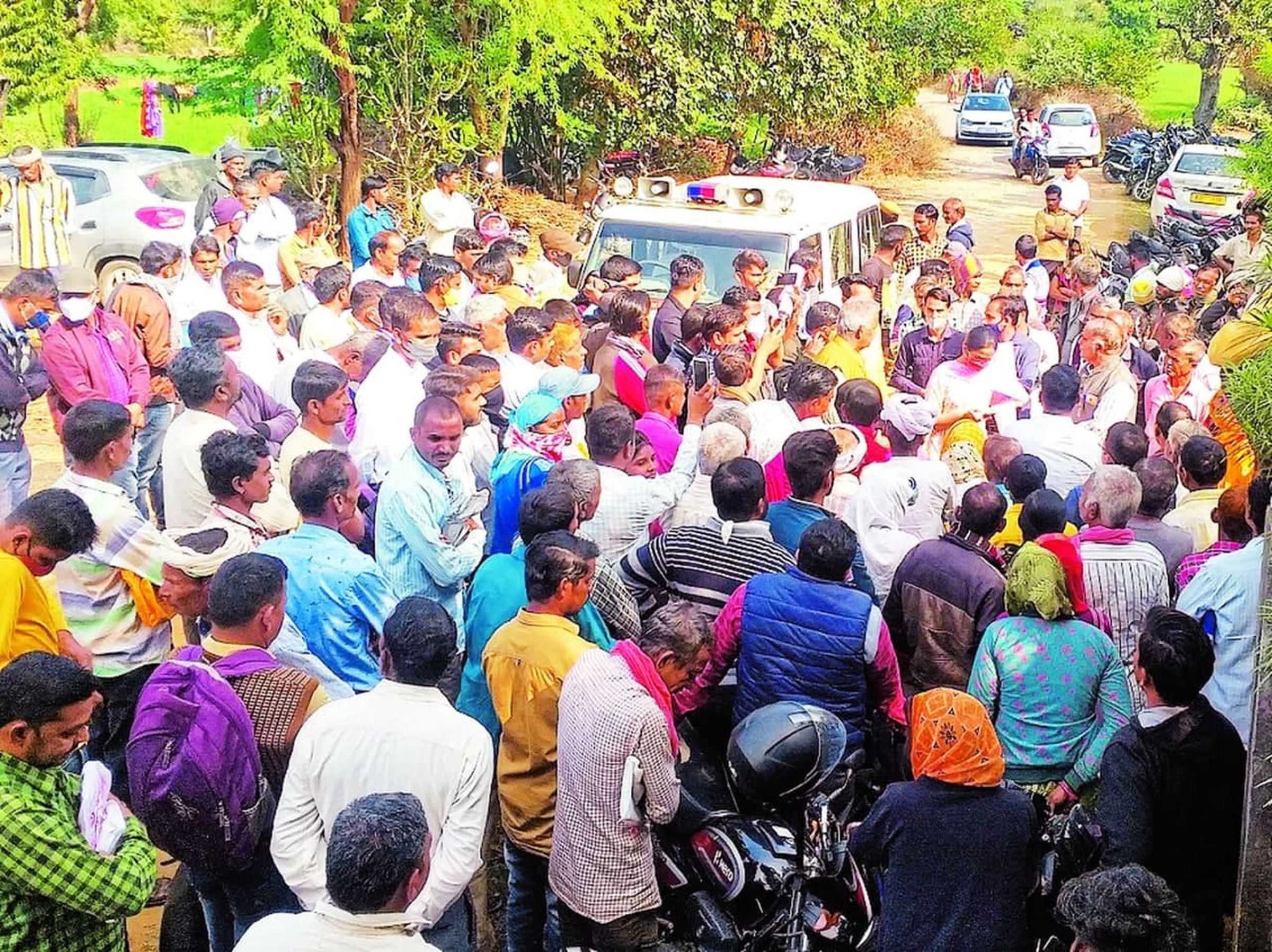 २3 किमी सड़क वर्षों से जर्जर, गुस्साए ग्रामीणों ने किया शिविर का बहिष्कार