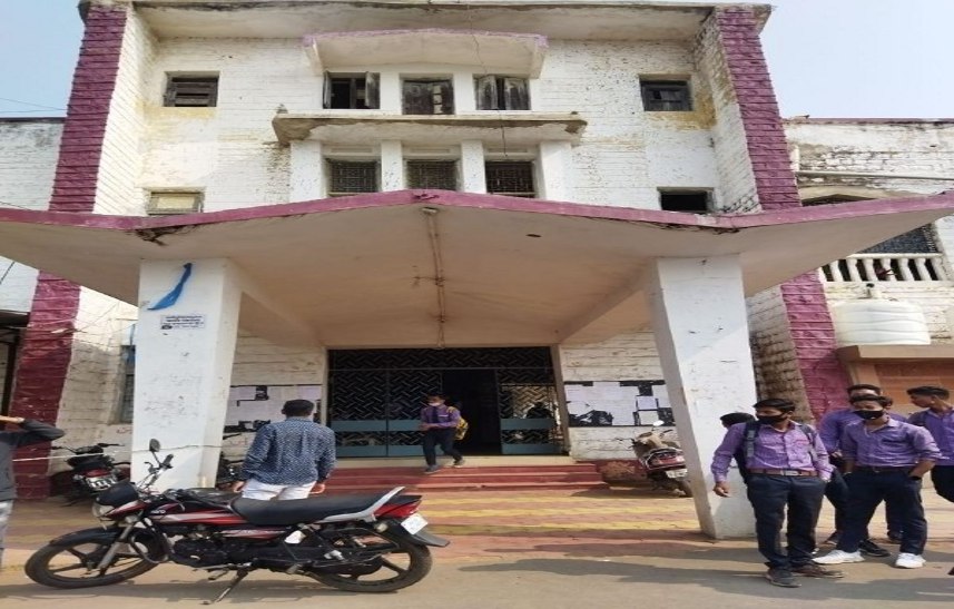 College: हाई अलर्ट पर सरकार, फिर भी कॉलेज बेखबर, नहीं कर रहे आदेश का पालन