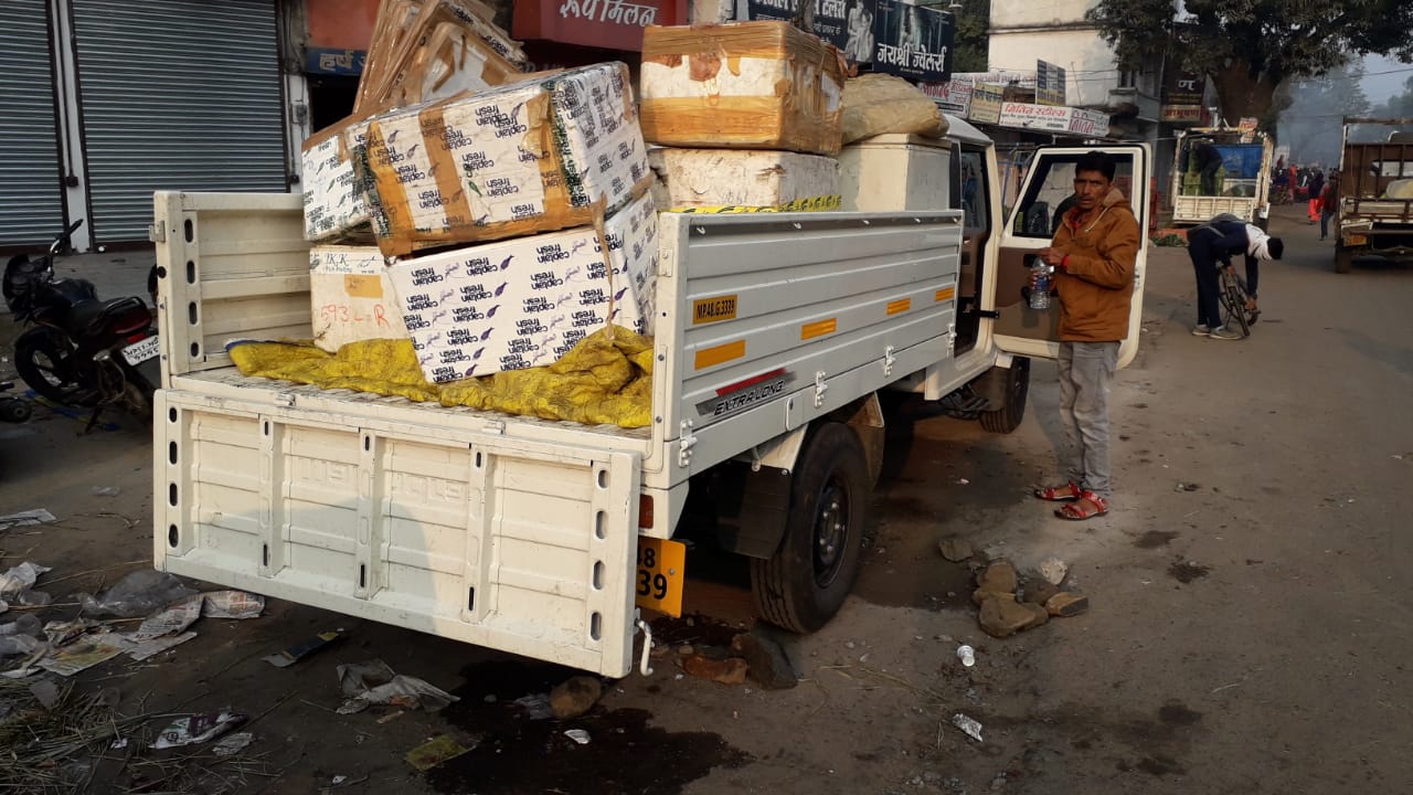 बाजार के मुख्य मार्ग में रोजाना हो रही गंदगी, दिन भर रहती है बदबू