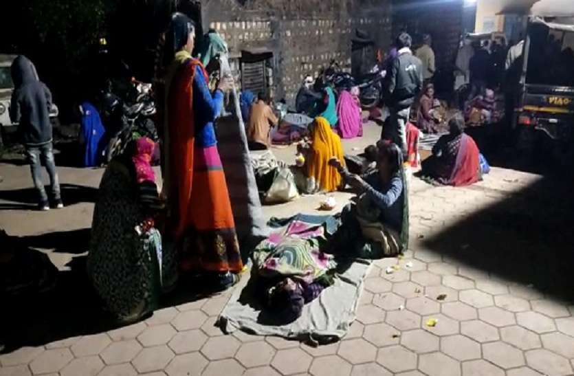 अव्यवस्था और अमानवीयता की हद : नसबंदी ऑपरेशन के बाद कड़कड़ाती ठंड में खुले में जमीन पर लेटने को मजबूर महिलाएं
