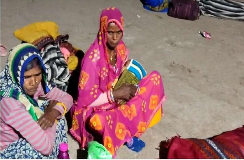 अव्यवस्था और अमानवीयता की हद : नसबंदी ऑपरेशन के बाद कड़कड़ाती ठंड में खुले में जमीन पर लेटने को मजबूर महिलाएं