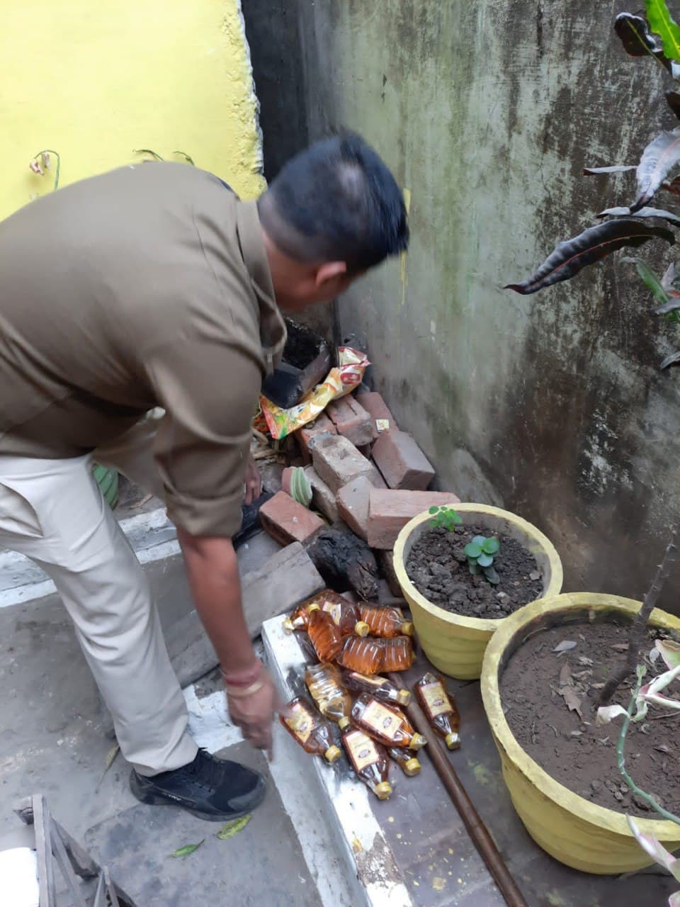 अवैध शराब के सप्लायरों पर नहीं हो रही कार्रवाई, सिर्फ एजेंटों पर दबिश