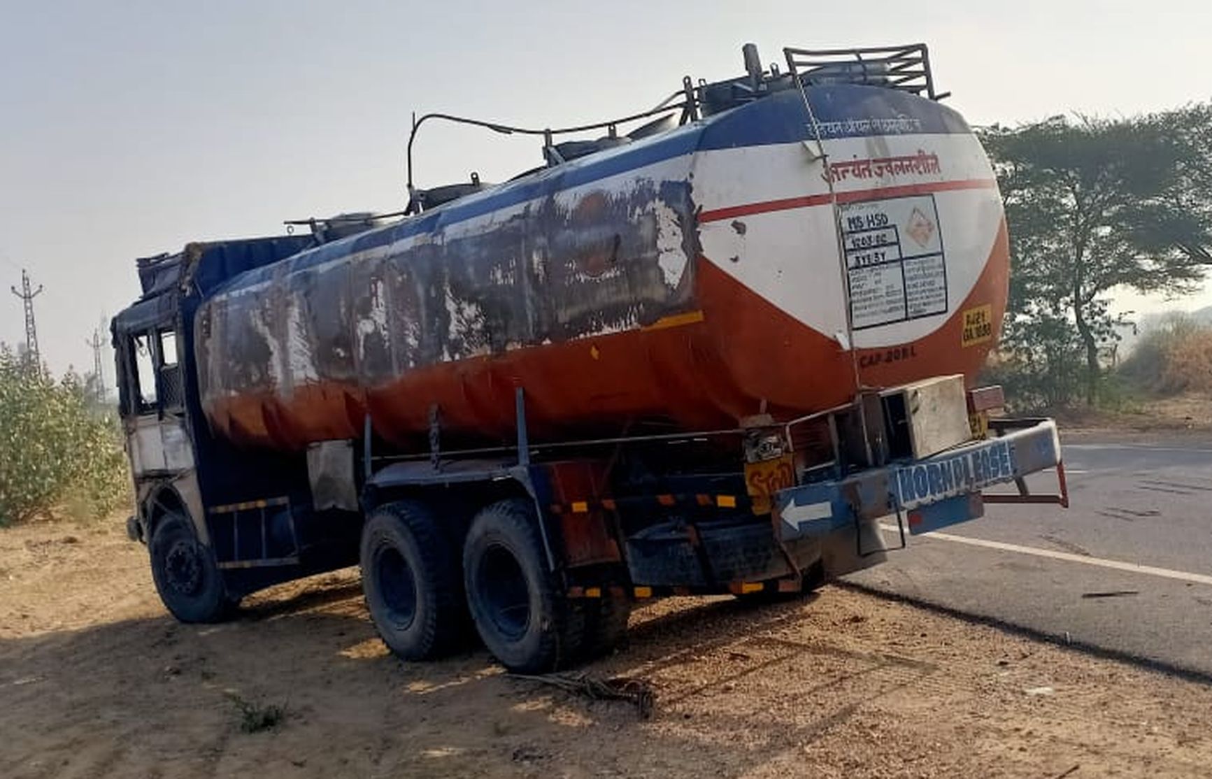 संतुलन बिगडऩे से पलटा टैंकर, सड़क पर बहा डीजल