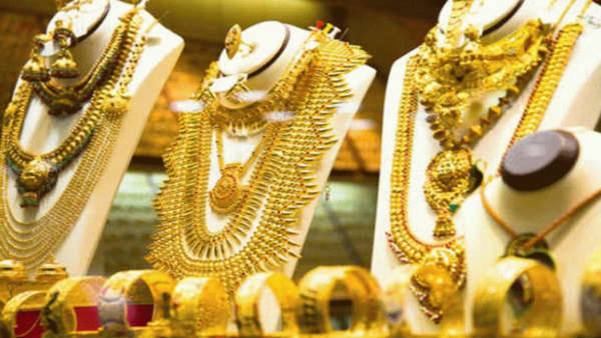 gold price dips ₹4000 from recent highs. should you buy after fed's rate hike?
