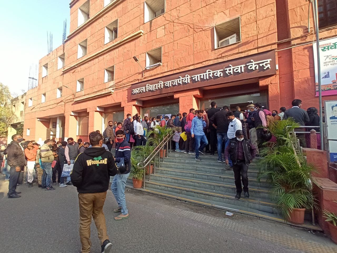 डेयरी बूथ पाने की होड, नगर निगम ग्रेटर में लगी आवेदकों की लंबी कतारें