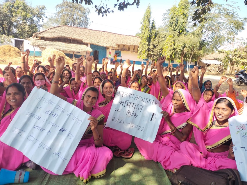 मतदान के लिए ग्रामीणों को जागरुक कर रही महिलाएं