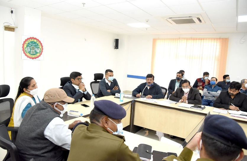 जिले में ओमीक्रोन के खतरे को मंडराता देख कलेक्टर ने लिया तैयारियों का जायजा