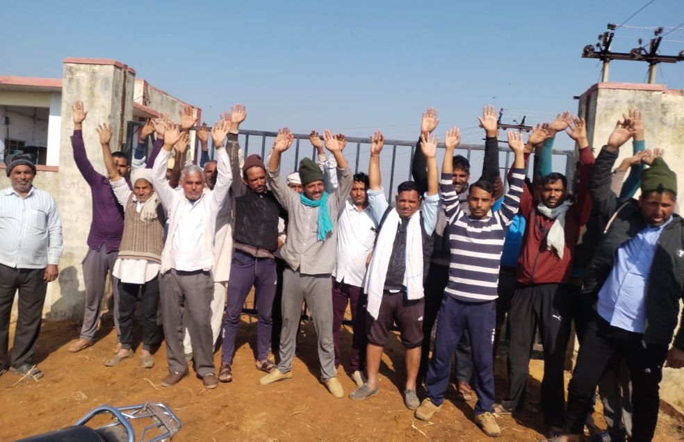  बिजली कटौती से सिंचाई ठप,किसानों ने जीएसएस पर किया प्रदर्शन