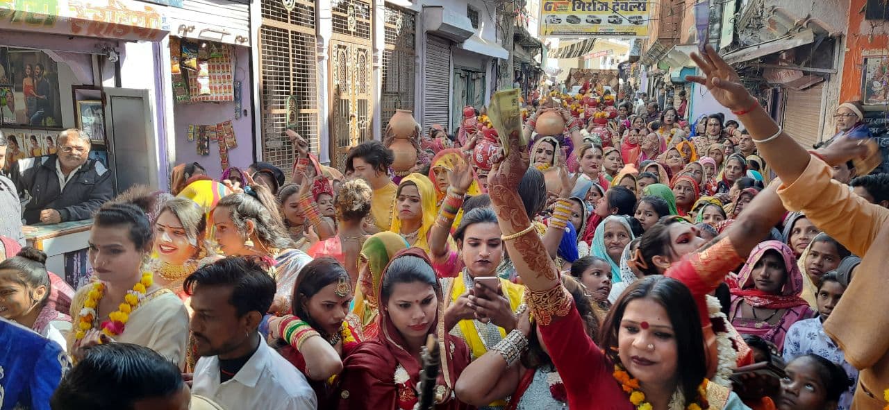 किन्नरों ने रचाई शादी, लोगों की जुटी भीड़