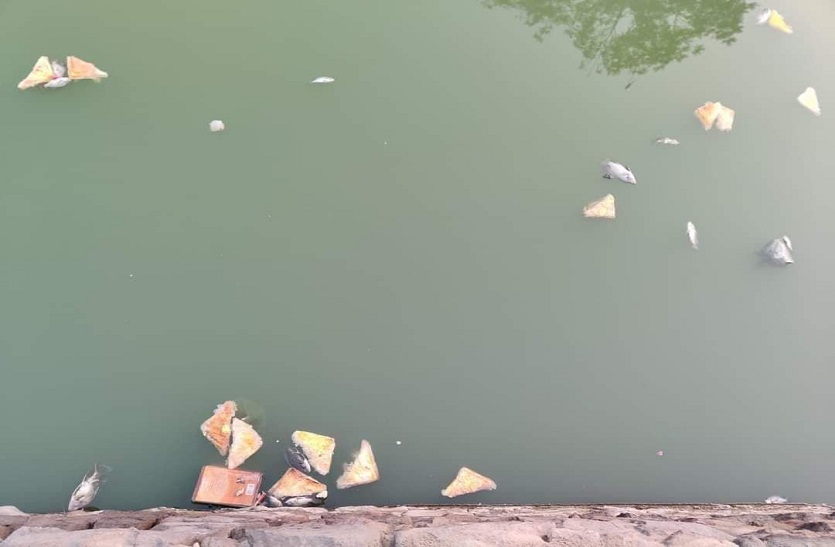 सुजानगंगा: ऑक्सीजन लेवल शून्य, अब भी हो रही मछलियों की मौत