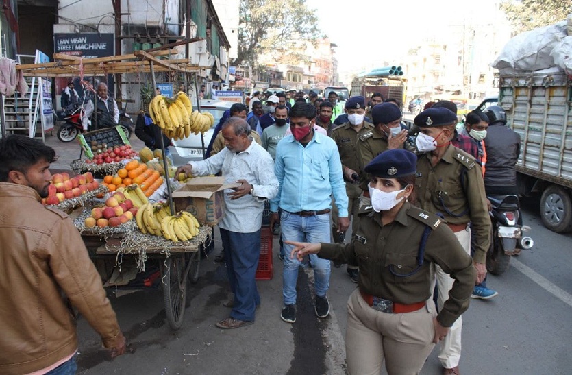 On seeing the police, the handcart businessmen entered the streets