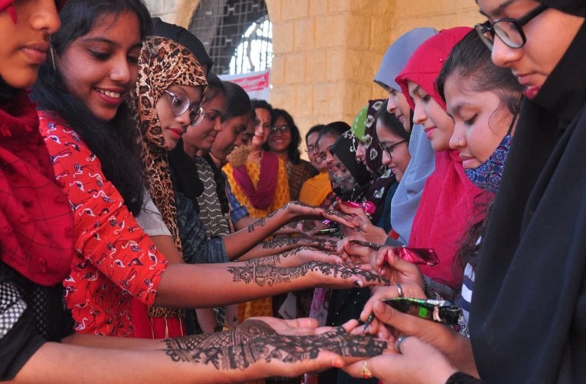 In the youth festival, the girls showed their skills in henna