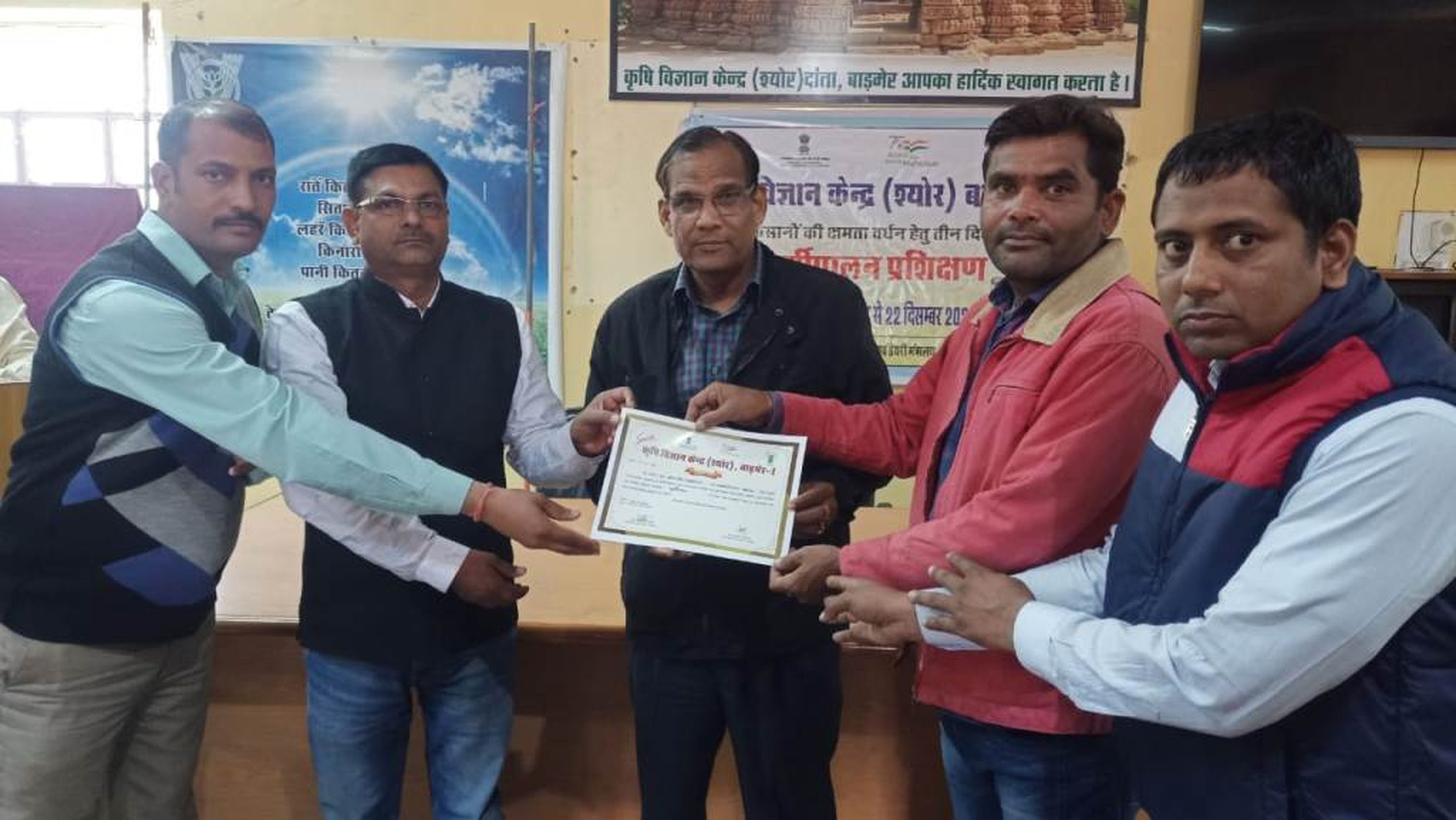 खेती के साथ पशुपालन व मुर्गीपालन आमदनी का अच्छा स्रोत-