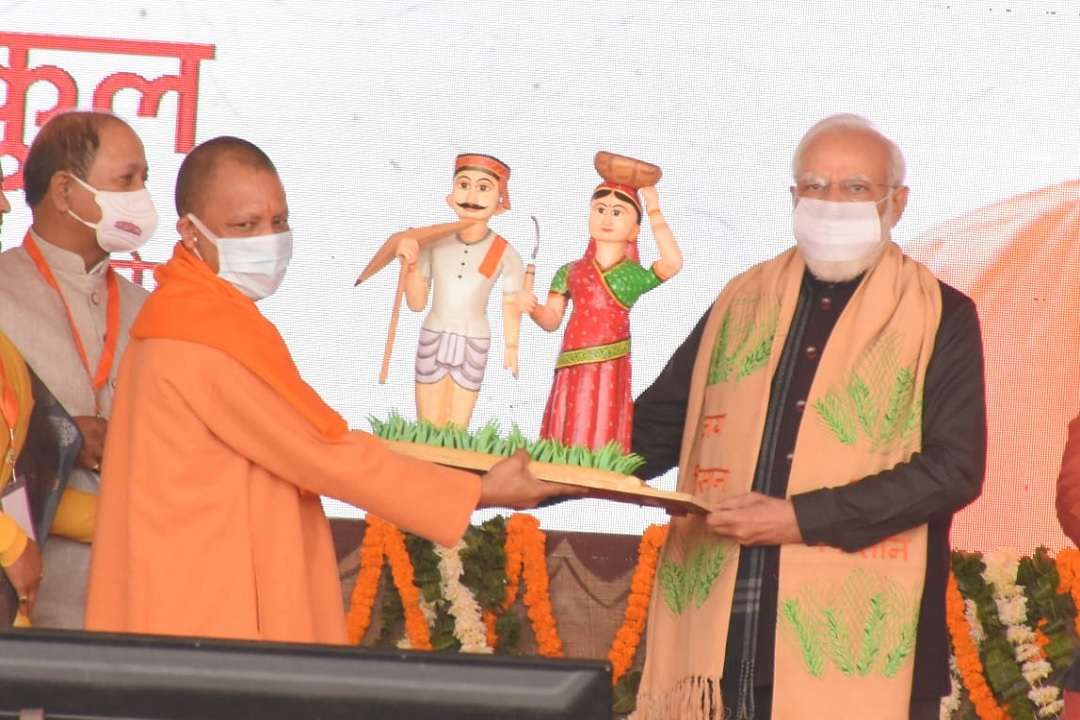 पीएम मोदी को काशी के कलाकारों की ओर से तैयार उपहार भेंट करते सीएम योगी