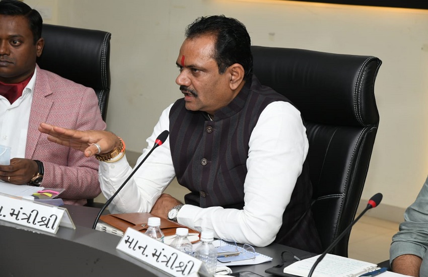 Gujarat Hindi News : शिक्षा मंत्री ने कहा, स्कूल बंद नहीं होंगे, अभिभावकों से पुन: लिए जाएंगेे सहमति पत्र