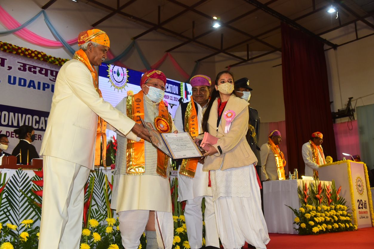 विश्वविद्यालय हमारी संस्कृति और ज्ञान-परंपरा की पीठ, यहां संविधान के आदर्शों की शिक्षा देनी जरूरी: राज्यपाल