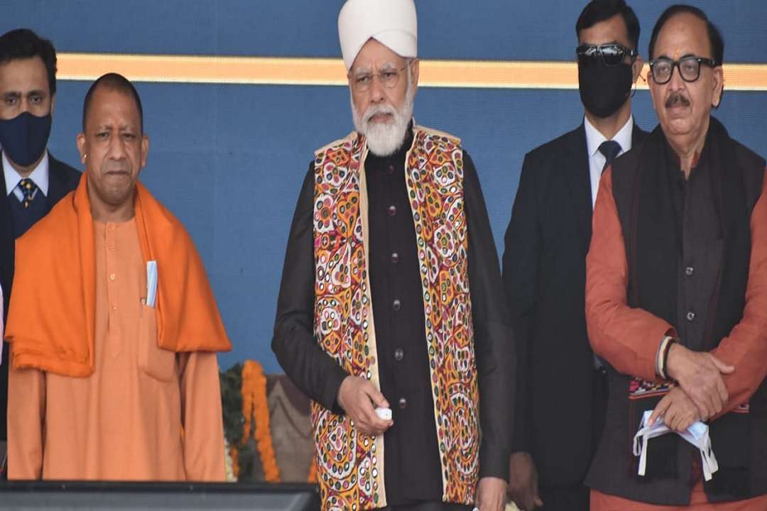 विभन्न परियोजनाओं का लोकार्पण व शिलान्यास करते पीएम मोदी
