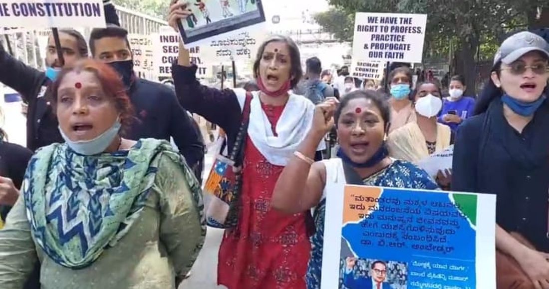 बेंगलूरु में बुधवार को विभिन्न संगठनों ने धर्मांतरण विरोधी विधेयक के खिलाफ प्रदर्शन किया