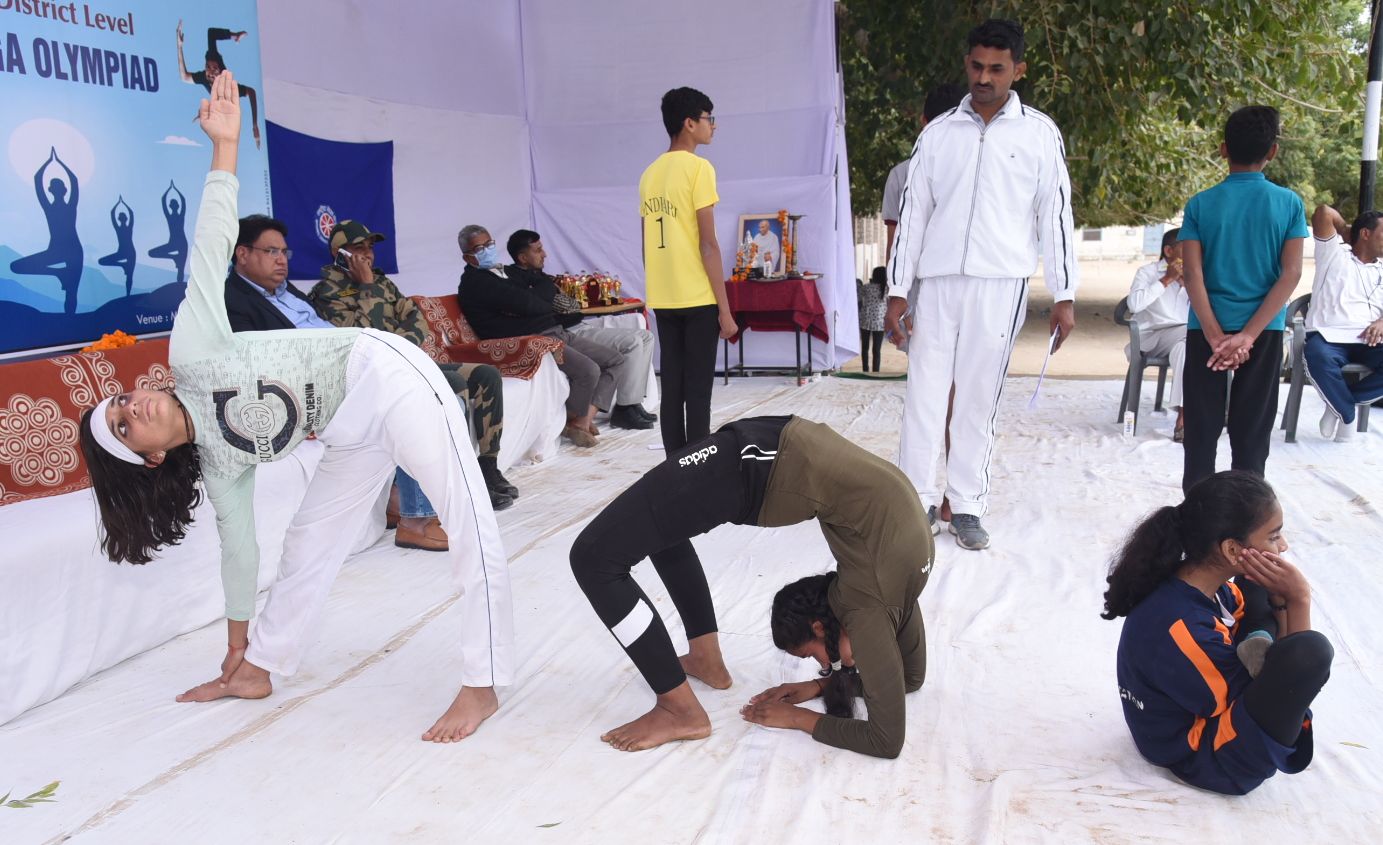 योग में पारंगत बच्चों का प्रदर्शन, मोहित करने वाली मुद्राएं