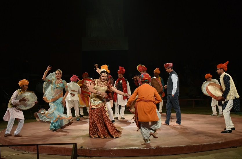 Lokrang- कालबेलिया और कर्मा नृत्य ने जमाया रंग