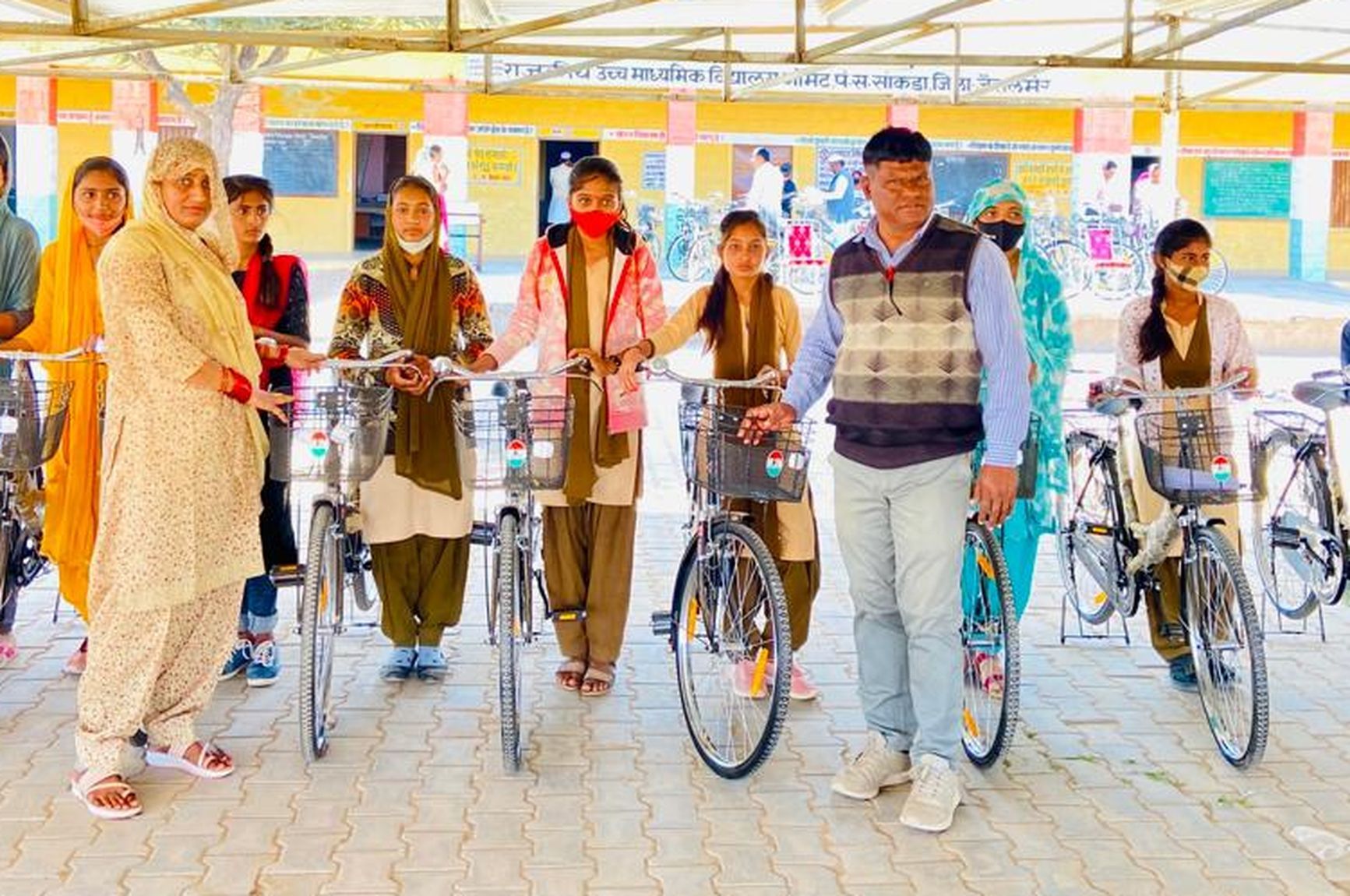'बालिका शिक्षा को बढ़ावा देने सरकार कर रही प्रयास'