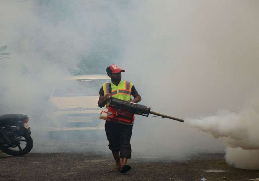 Dengue Positive :डेगू मरीजों के घरों के आसपास सफाई,फाॅगिंग और एंटीलार्वा छिड़काव
